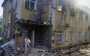 В Донецке из-за обстрелов горят дома: вновь попадания в поселок Октябрьский