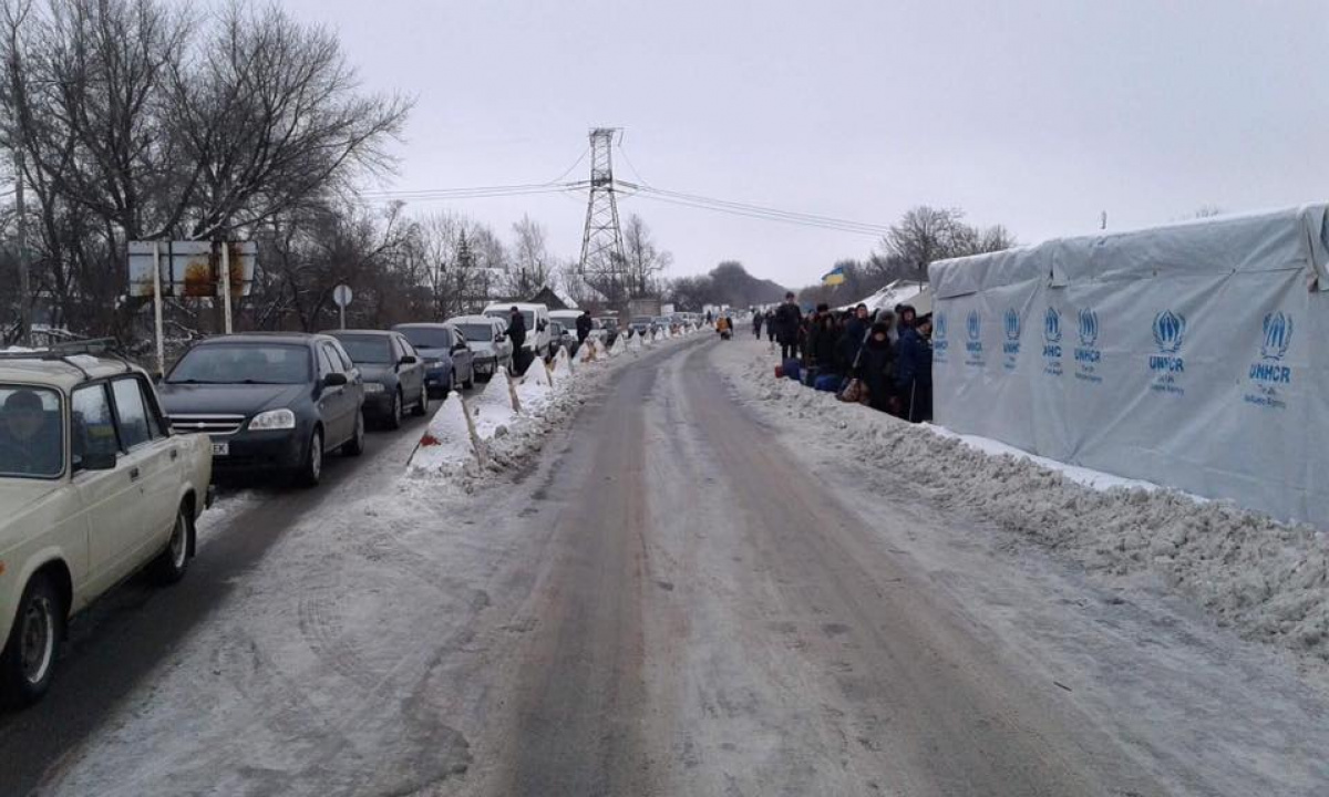 Ситуация на блокпостах "ДНР": люди в отчаянии не могут проехать по два дня, боевики не пускают бесплатно - очевидцы