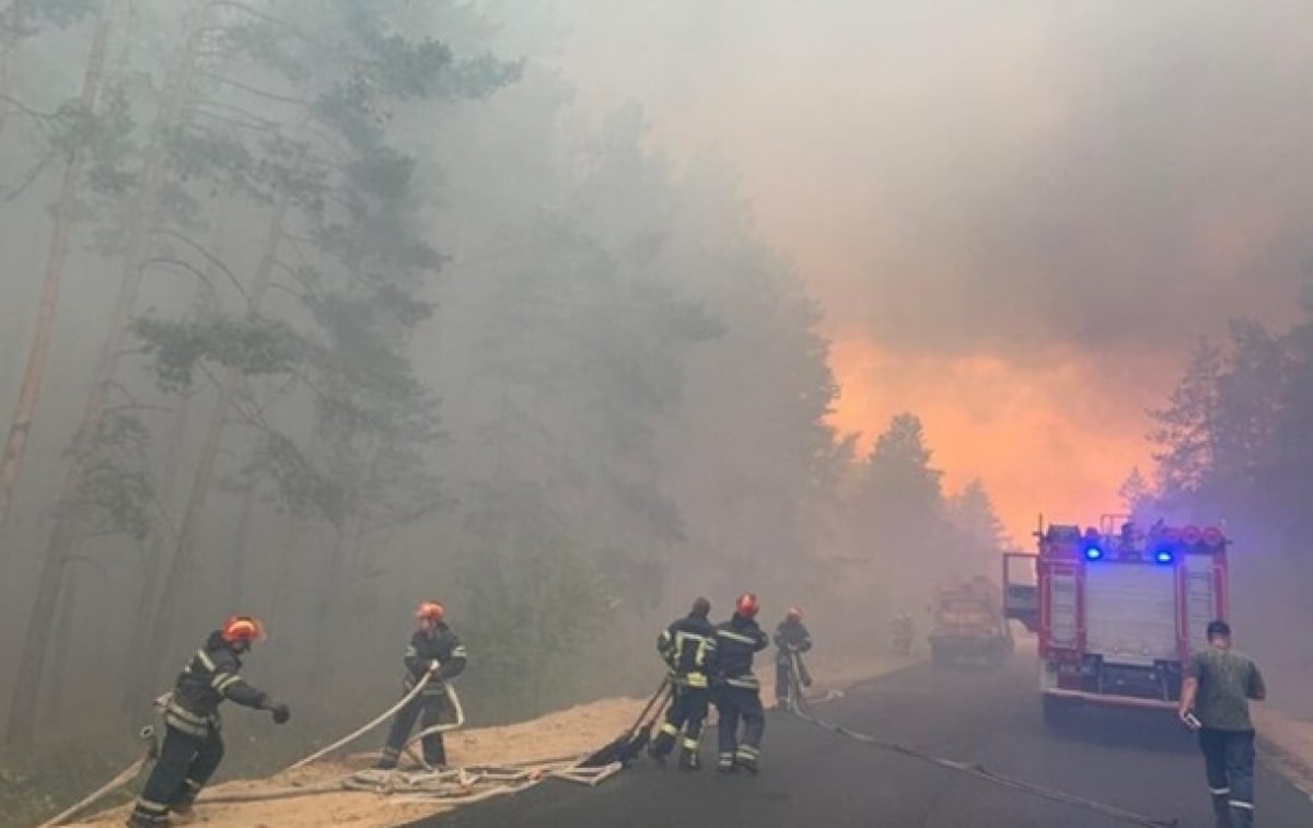 На Луганщине подорвалась машина спасателей во время тушения пожара: первые кадры, есть жертвы