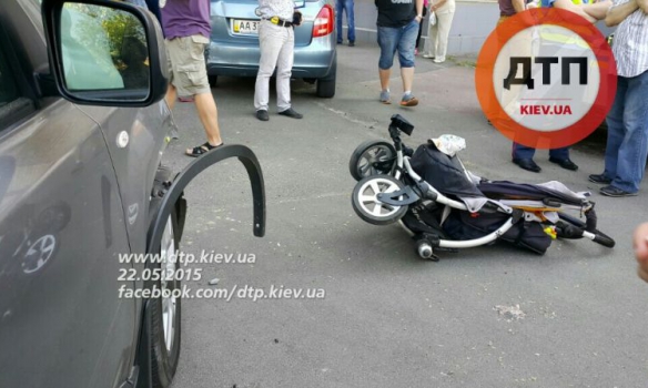В Киеве иномарка сбила коляску с семимесячным ребенком