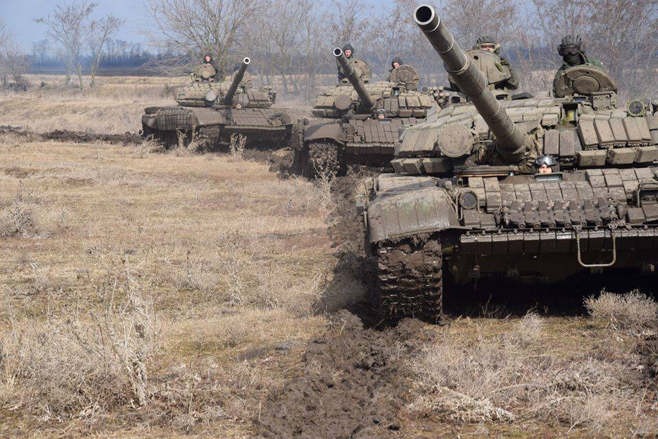 Украина готовит ответ России: ВСУ перебросили танки и бронетехнику к Азовскому морю - кадры