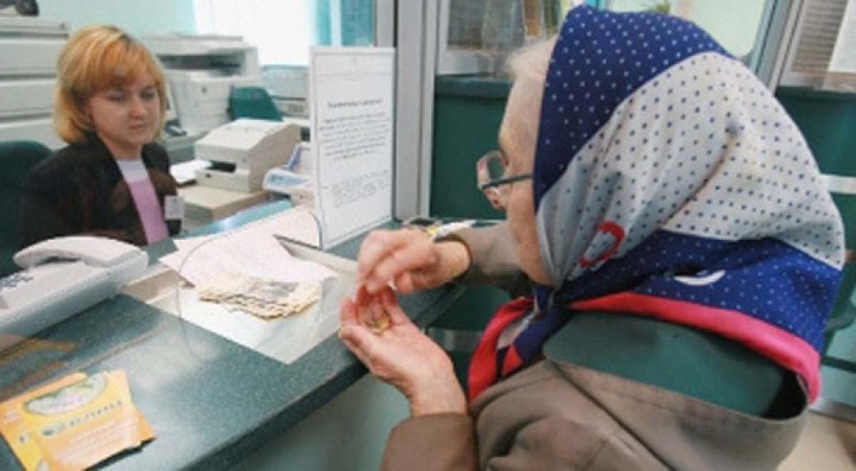 СМИ: Порошенко не подписал закон о выходе женщин на пенсию в 55 лет