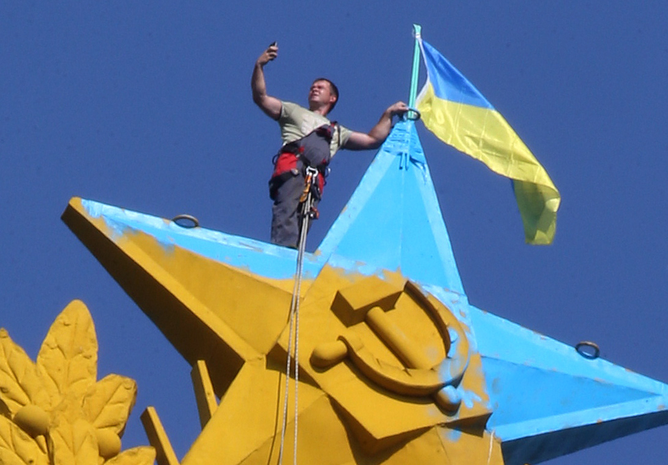 Суд Москвы вынес наказание обвиняемым в раскраске шпиля высотки в цвета украинского флага