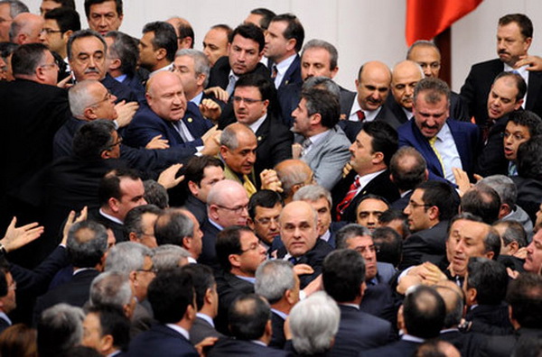 ​Битва за Конституцию: турецкие депутаты устроили массовое побоище – несколько человек травмированы