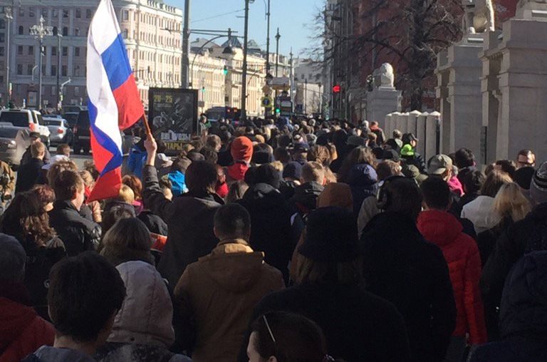 Протесты #ДимонОтветит гремят в Москве и Питере: вышли десятки тысяч человек, на Тверскую лично приехал Навальный (кадры)
