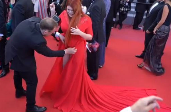 ​Российская модель потеряла юбку на красной дорожке в Каннах: появились кадры конфуза