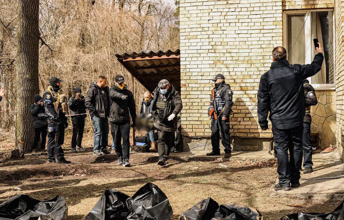 Різанина у Бучі: жертв окупантів ховали біля храму, закатованих людей знайшли у підвалі дитячого табору