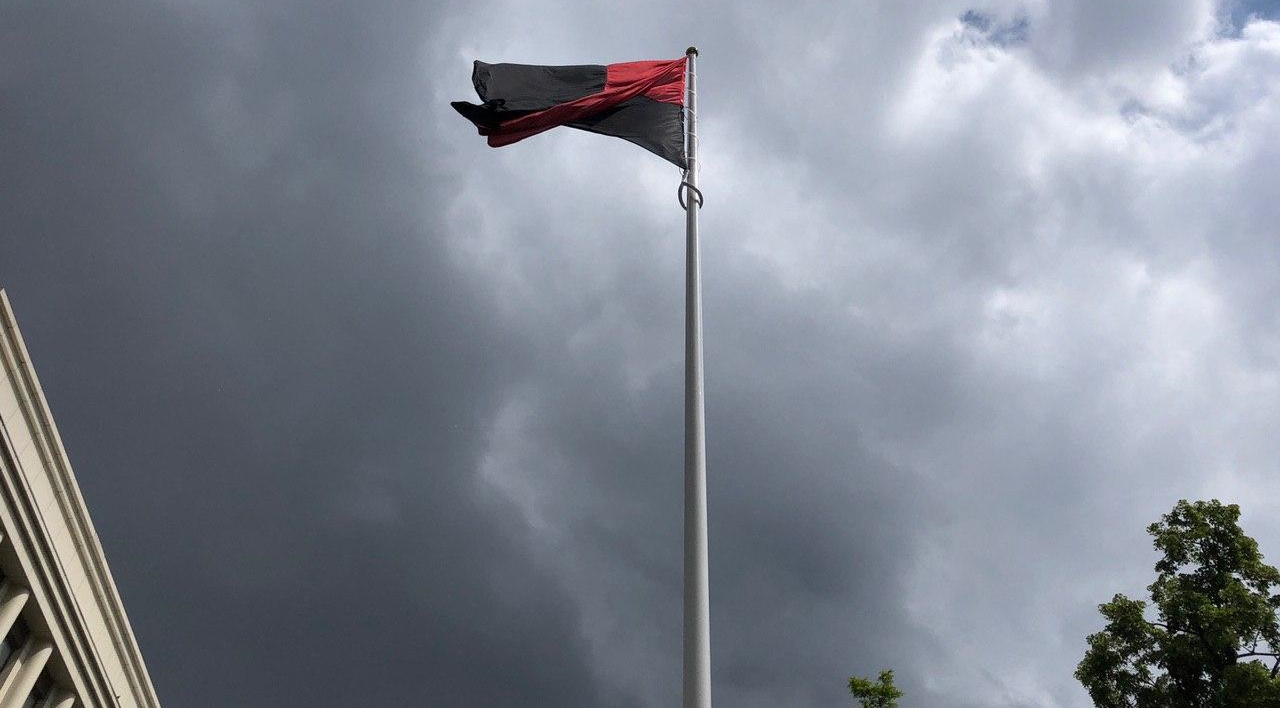 Активисты Днепра установили флагшток и подняли красно-черный флаг под зданием ОГА: репортаж с места событий
