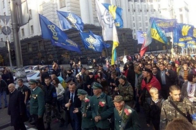 Митинг под Радой: сотни митингующих требуют расследования фактов коррупции в Кабмине