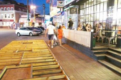 Кафе в центре Днепра захватывает площадь людного тротуара, а летние площадки заведений полдня пустуют