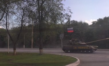 Пресс-центр АТО: Колонны танков с российскими флагами прошли в Луганск