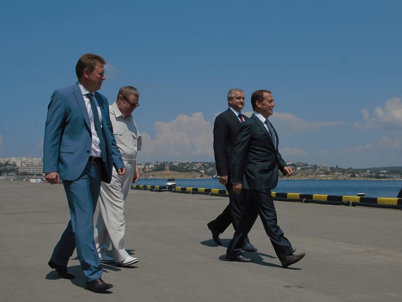 "Веселый гномик", - пользователей Сети повеселили фотографии Медведева в аннексированном Крыму