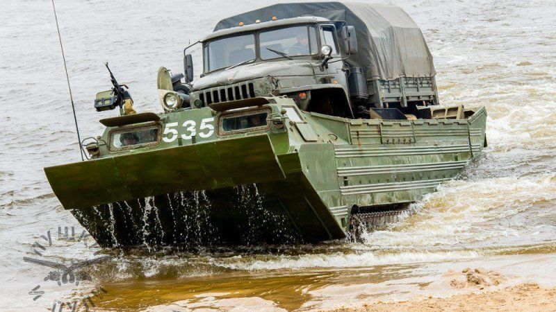 На параде в Донецке представили технику для форсирования Днепра: в "ДНР" намекнули на возможное наступление