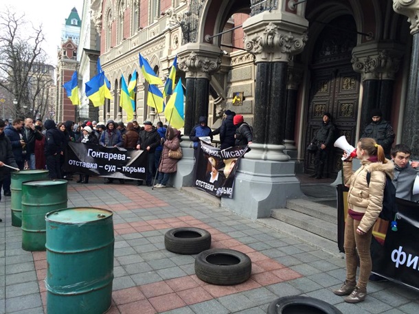 В Киеве "финансовый Майдан" пикетирует Нацбанк. К зданию принесли шины и бочки
