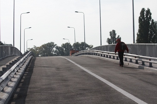 В Киеве прохожие спасли упавшую с моста в Днепр школьницу
