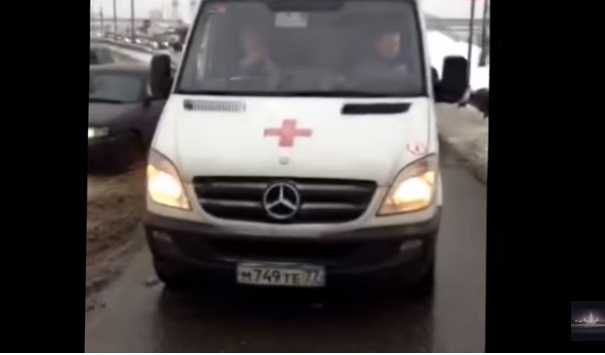 Скандал в России: из-за чиновника перекрыли дорогу и не пропустили скорую с ребенком