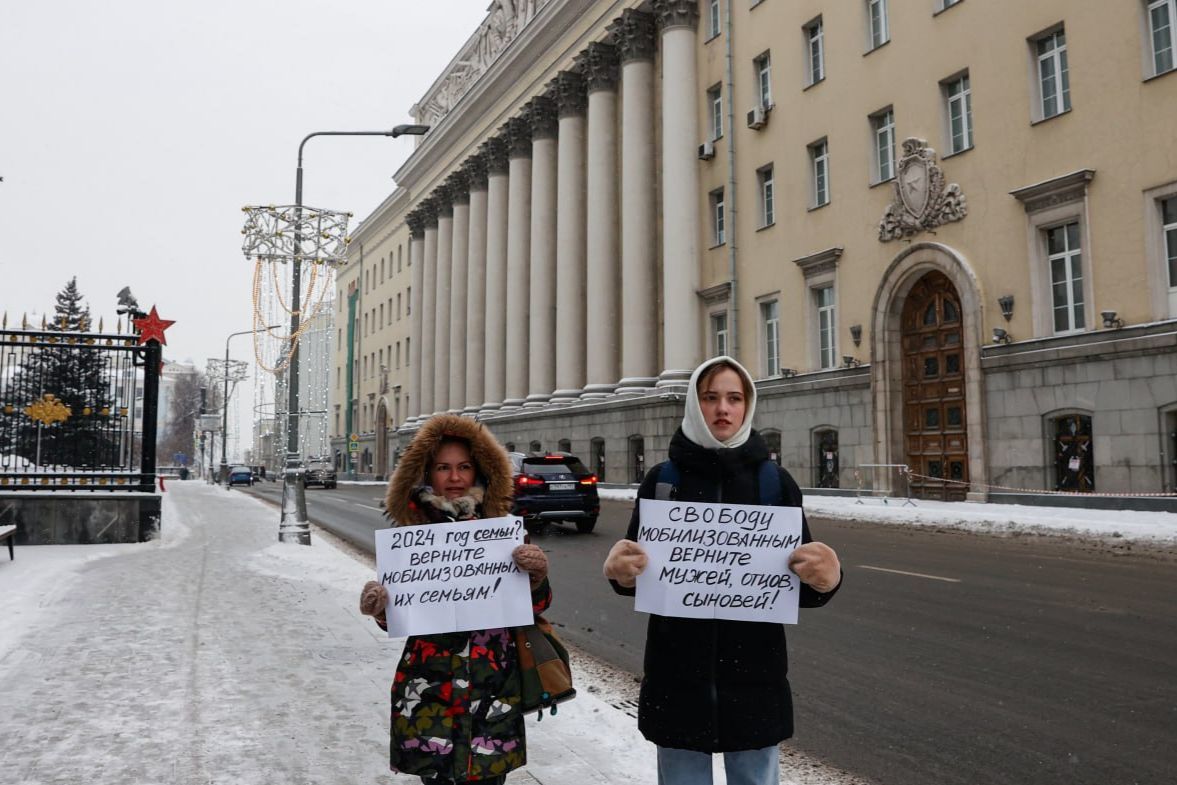 "Нас уже обнулили", – дружини мобілізованих висунули претензії Путіну біля будівлі Міноборони РФ