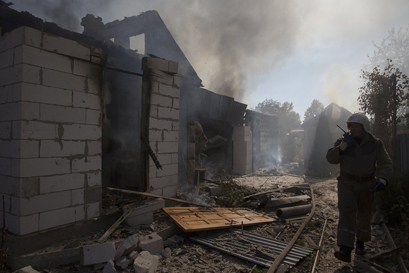 ​Война в Донбассе: в Донецке после обстрела сгорел жилой дом