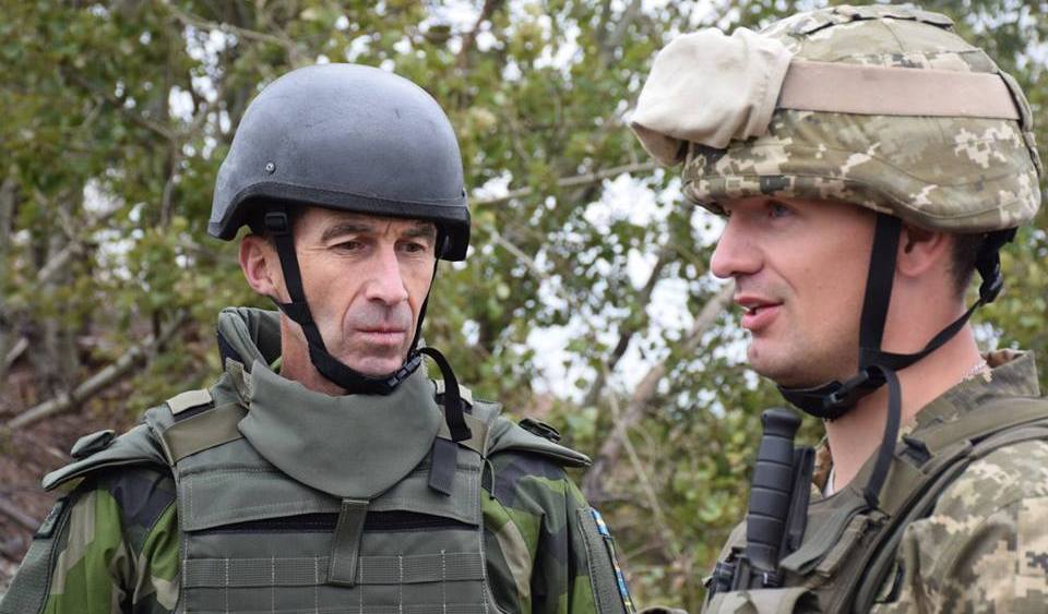 ​Глава Генштаба Швеции Бюдэн отправился в зону АТО на Донбасс увидеть своими глазами последствия российской агрессии. Кадры