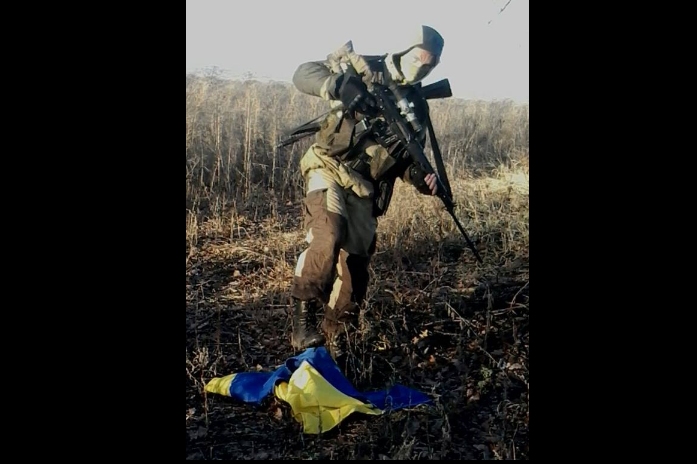 Бойцы ВСУ застрелили на Донбассе наемника "ДНР", который демонстративно топтал флаг Украины: труп террориста отправили в Россию - кадры