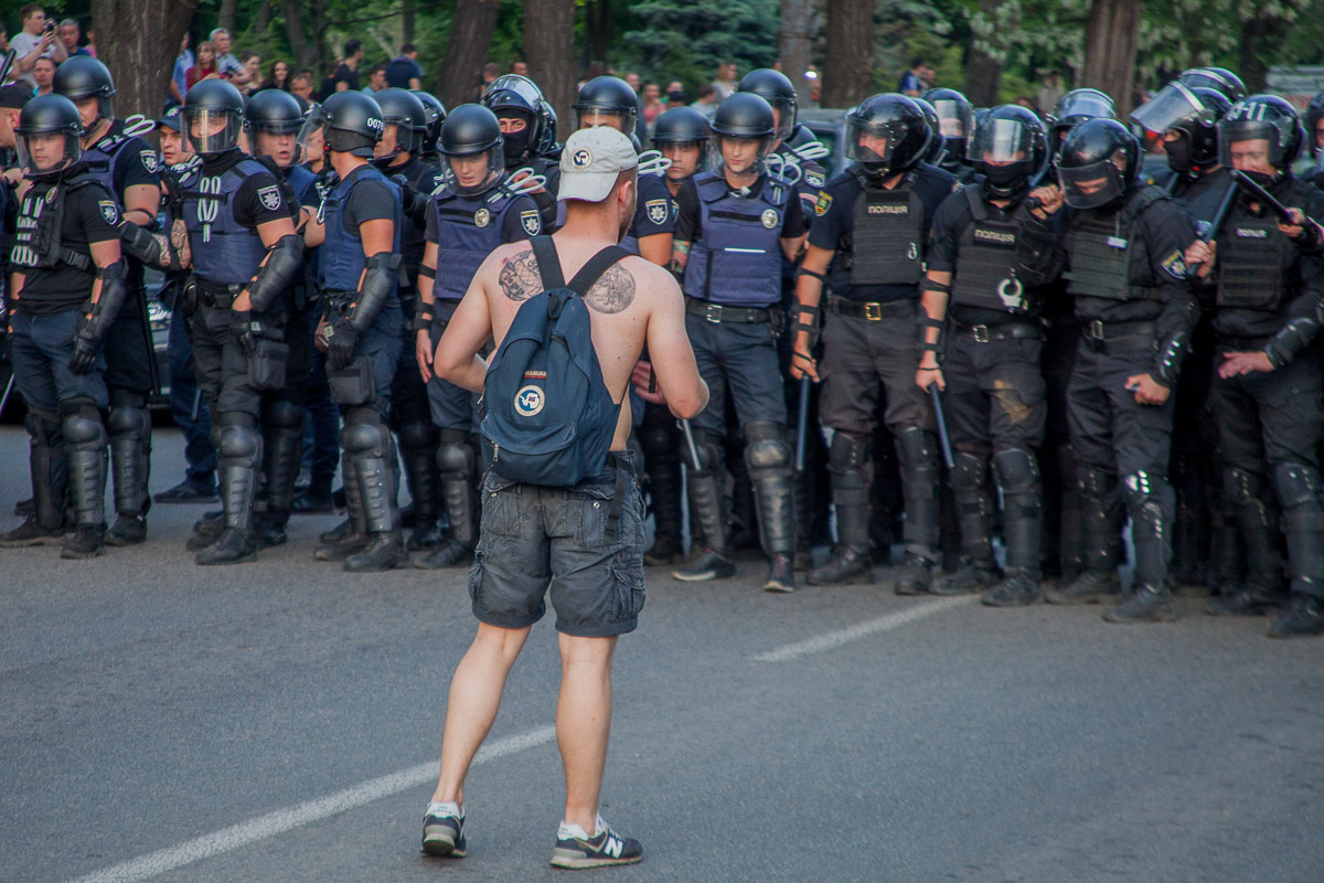 Чрезвычайное происшествие в Днепре: во время шествия ультрас завязалась массовая драка, ранен полицейский