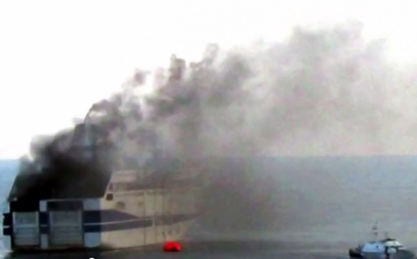 11 вертолетов эвакуируют людей с горящего лайнера в Греции