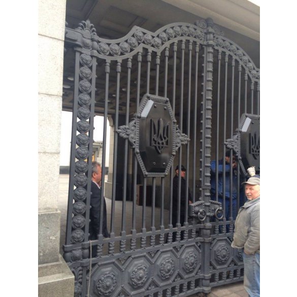 На воротах здания Верховной Рады наконец-то появился герб Украины