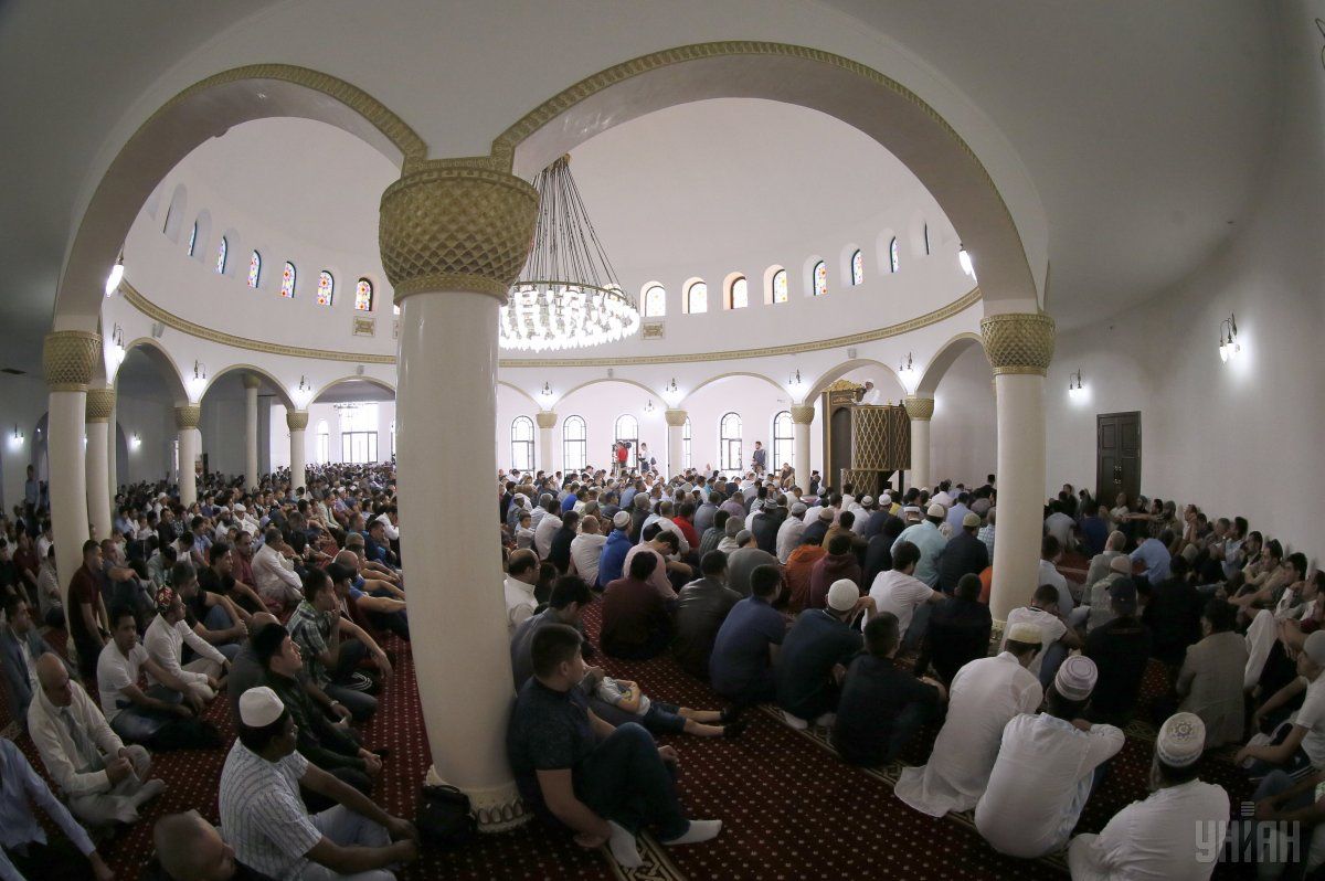 Тысячи мусульман отмечают Курбан-байрам в главной мечети украинской столицы