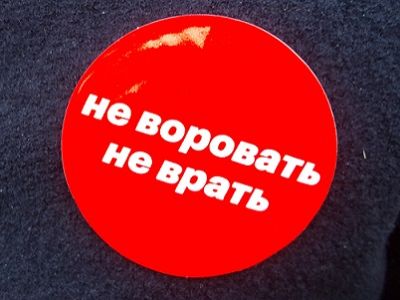 Давление на оппозицию в России приняло абсурдную форму: людей заставляют убирать наклейки в поддержку Навального с одежды прямо в метро