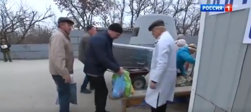 Кадры  для тех, кто упорно верит в "злую хунту" и воспевает "доблестную" "ЛНР": пропагандисты "случайно показали", как сепаратисты заставляют людей выбрасывать в реку украинские продукты