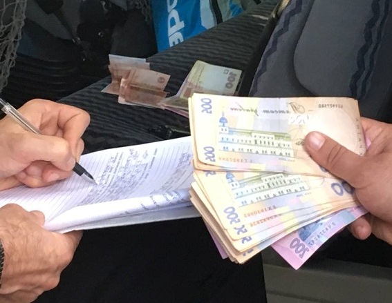 В Очакове надели браслеты на руководителя местной полиции: тот крышевал воровство на железной дороге и получал 50 тыс. грн каждый месяц