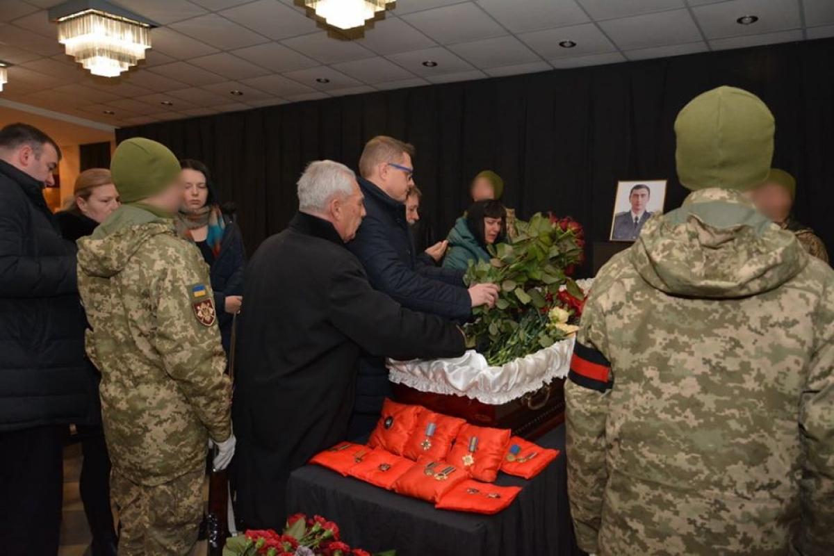 Тысячи людей со слезами прощались с погибшим бойцов ООС Денисом Волочаевым