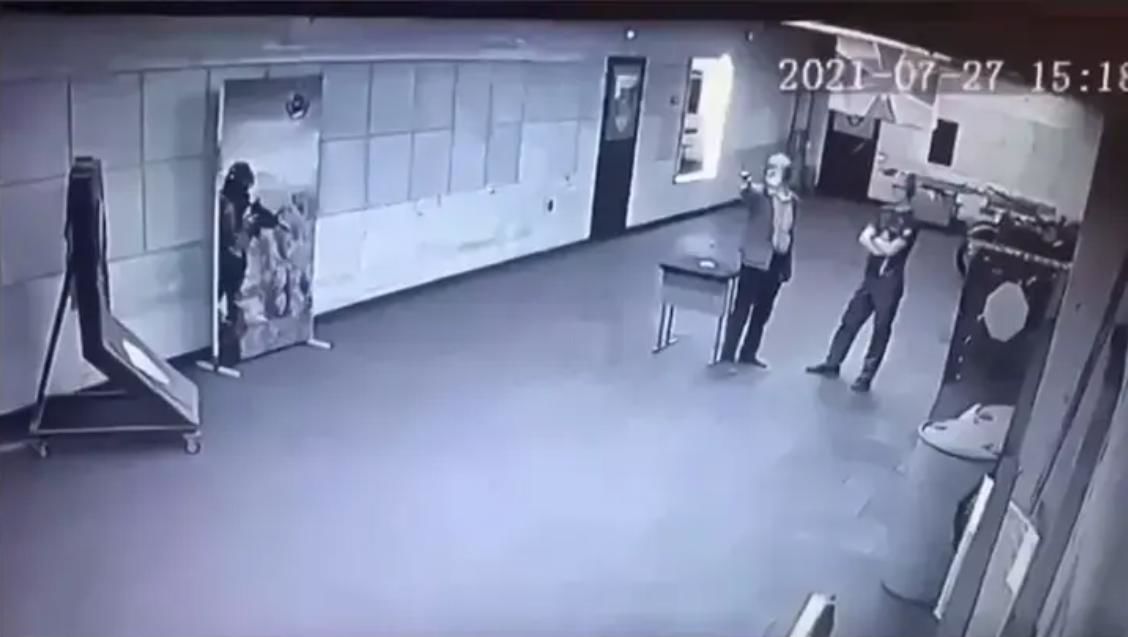 В российском Новосибирске мужчина застрелился в тире на глазах у инструктора: опубликовано видео