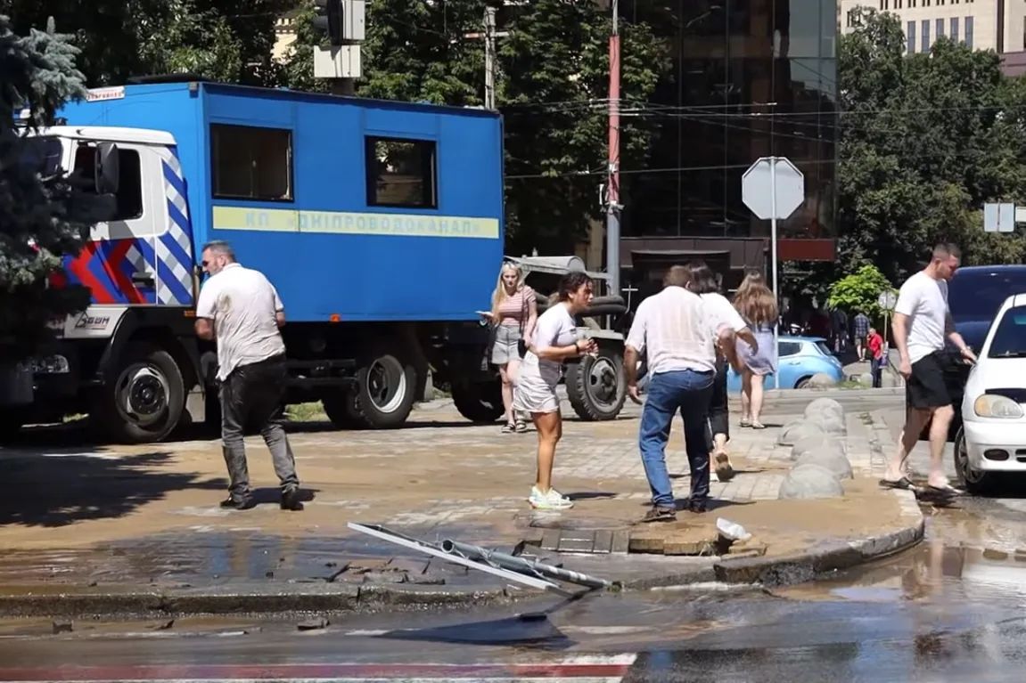 В Днепре девушка провалилась по шею в лужу с грязной водой - момент сняли на видео прохожие