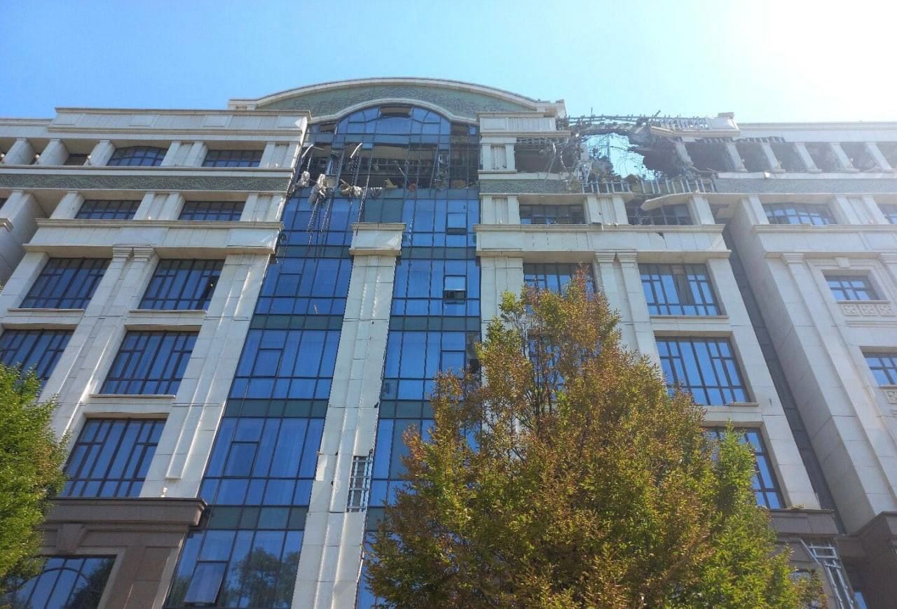 ​В Донецке прямое попадание в здание "администрации" главаря Пушилина – насквозь пробило крышу