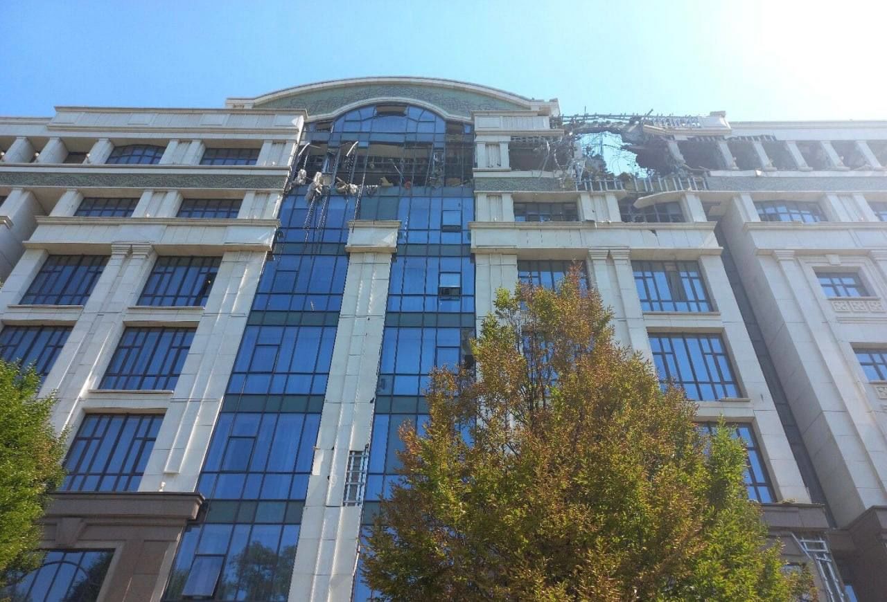 ​В Донецке прямое попадание в здание "администрации" главаря Пушилина – насквозь пробило крышу