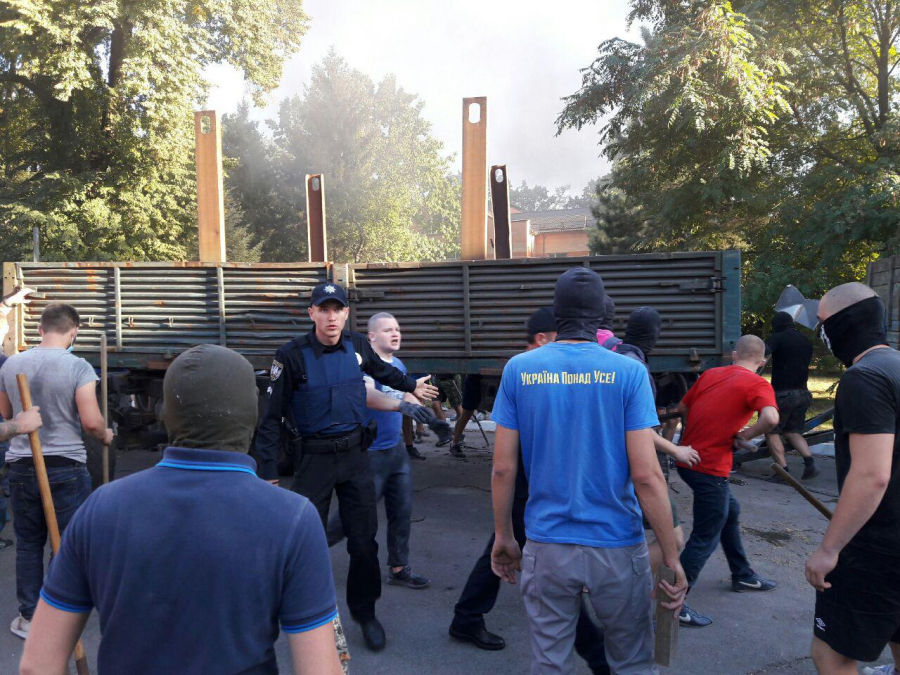 "Азов" штурмует скандальную Святошинскую стройку: вокруг много дыма, "титушки" отстреливаются от активистов и местных жителей