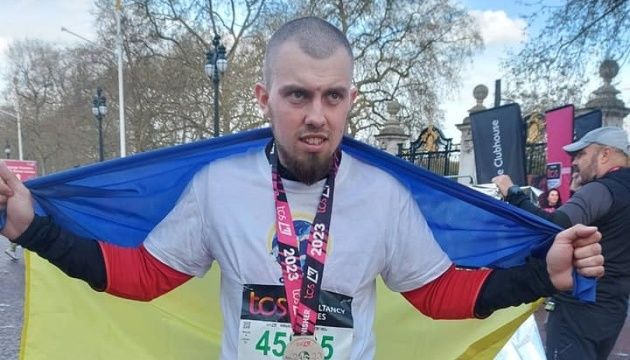 Потерявший на фронте ногу Роман Кашпур одолел Лондонский марафон и принес к финишу флаг с росписью Залужного