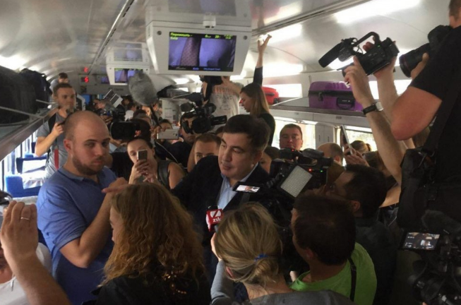 "Укрзализныця" выплатила компенсации из-за скандала с Саакашвили, возместив пассажирам 50 тыс. грн за задержку поезда Перемышль - Киев