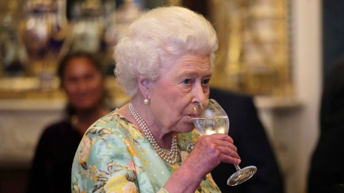 Королеву Великобритании Елизавету II настоятельно попросили завязать с алкоголем