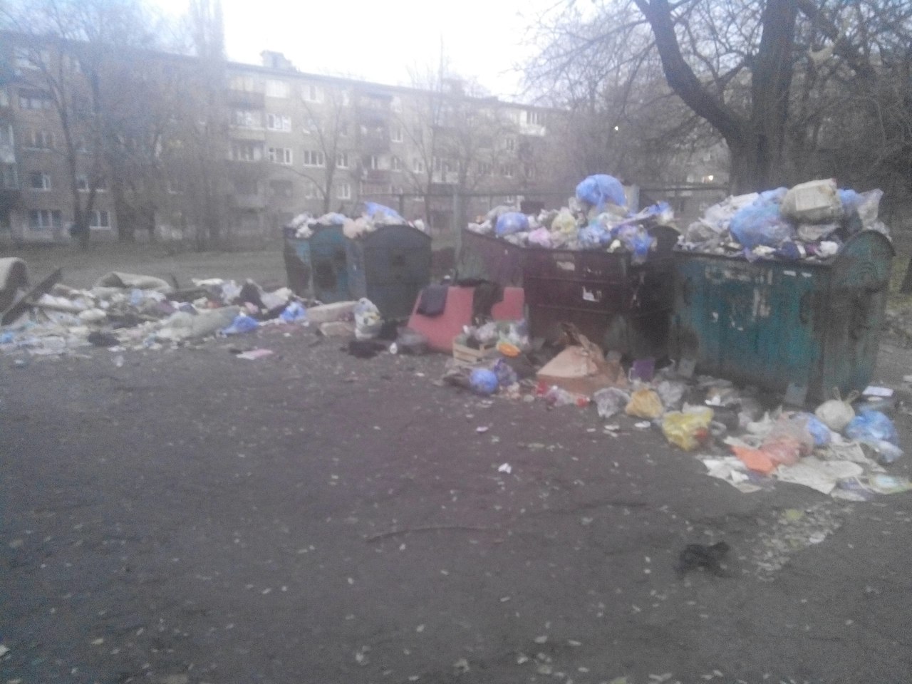 Фотофакт: "свободный" от всего Алчевск утопает в мусоре, горожане ждут новой беды и проклинают "ЛНР"