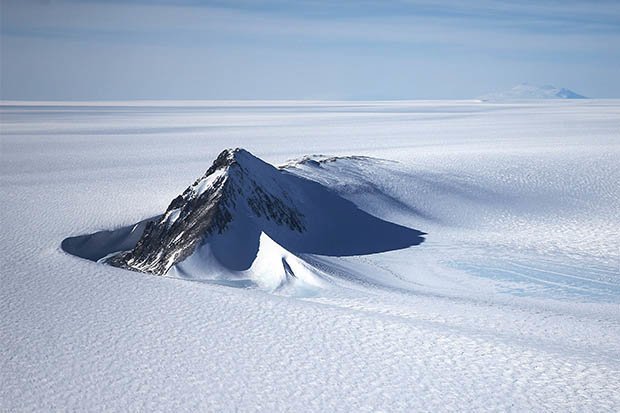 В Антарктиде учеными была обнаружена некая древняя пирамида, предназначенная для подзарядки кораблей инопланетян