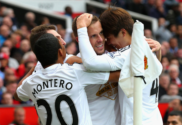 АПЛ. "Манчестер Юнайтед" начал новый сезон с поражения от "Суонси"