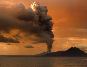 Буйство природы - после пробуждения Исландского вулкана, к жизни возвратился и вулкан на Папуа-Новой Гвинее