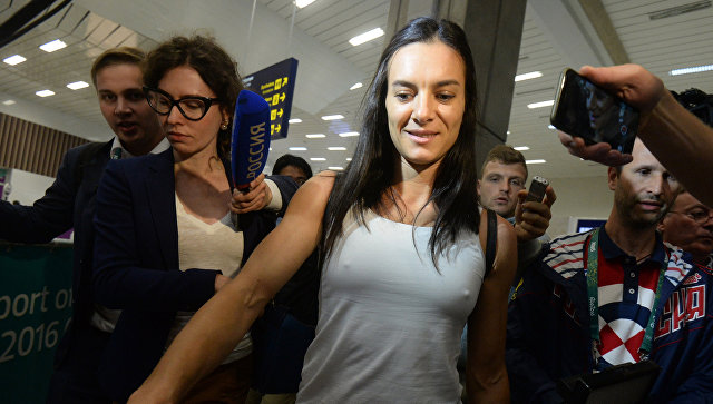 Исинбаева появилась в аэропорту Рио-де-Жанейро в вульгарном виде, без нижнего белья, и пообещала отомстить всему миру