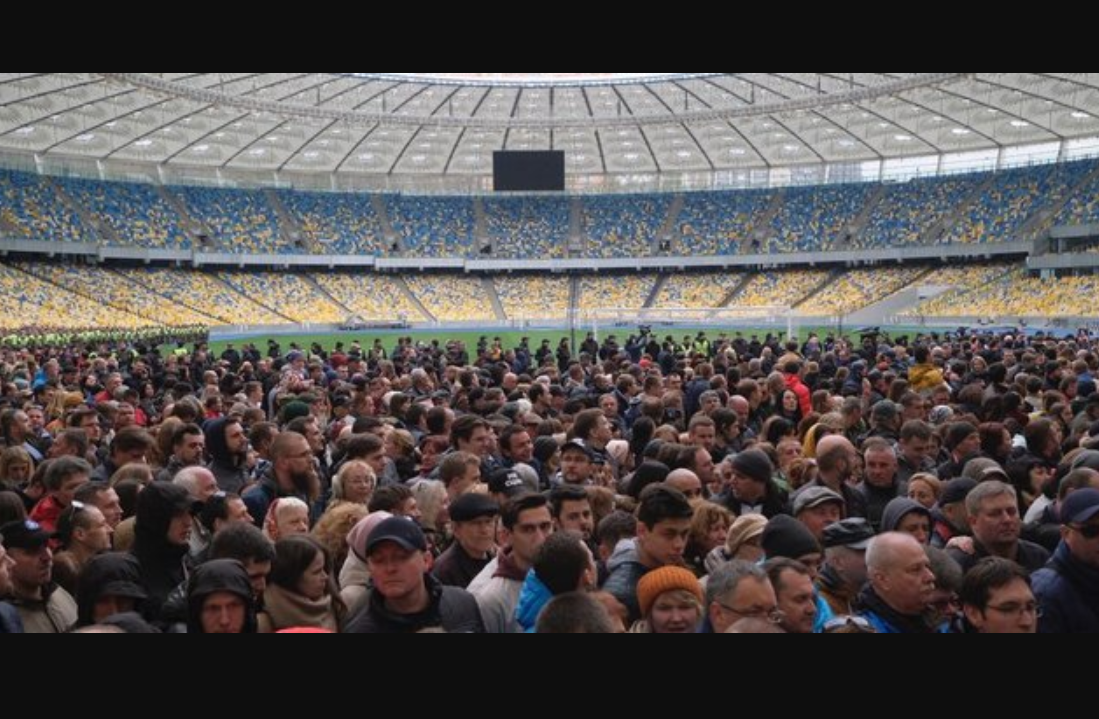 Дебаты Зеленского и Порошенко вызвали ажиотаж: стало известно, сколько билетов на "Олимпийский" уже "размели" украинцы
