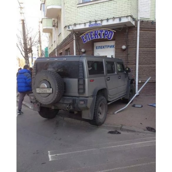 В Киеве Hummer с российскими номерами устроил ДТП и врезался в магазин. Фото