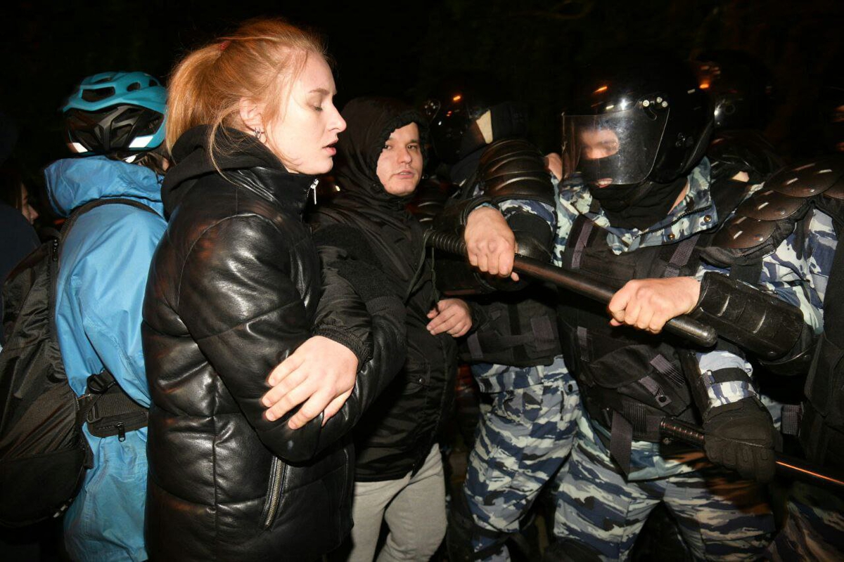 В Екатеринбурге скандируют "Кто не скачет, тот за храм" и грозят "снести" Путина - уже десятки задержанных
