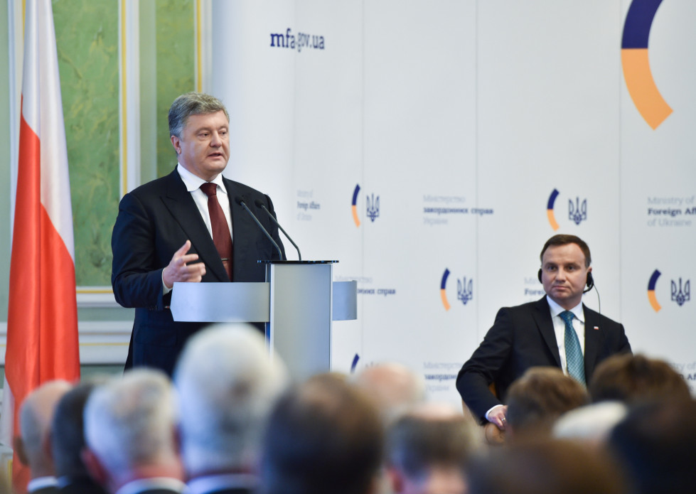 Порошенко: главная цель украинских дипломатов – улучшать отношения между Украиной и НАТО