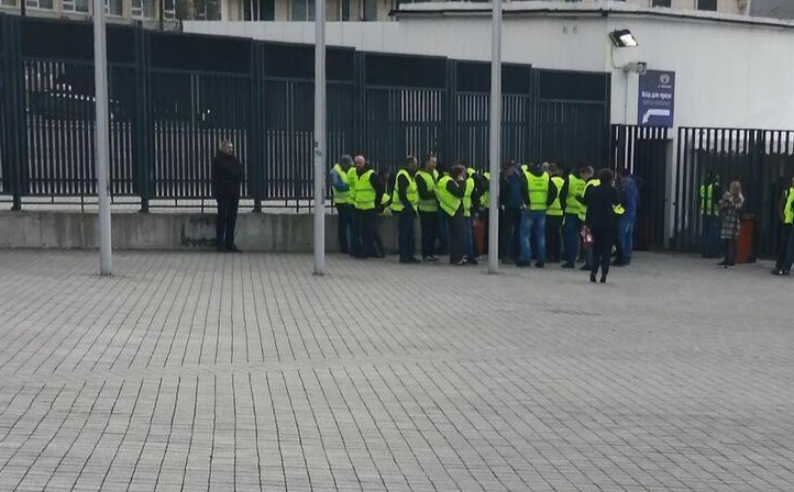 Под "Олимпийский" подтянулись провокаторы: группа "титушек" прорывалась на дебаты под видом "журналистов" - фото